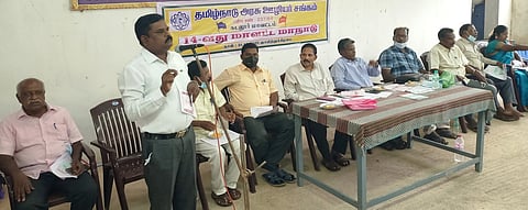 மாநாட்டில் பேசிய சங்கத்தின் மாநில பொதுச் செயலா் ஆ.செல்வம்.