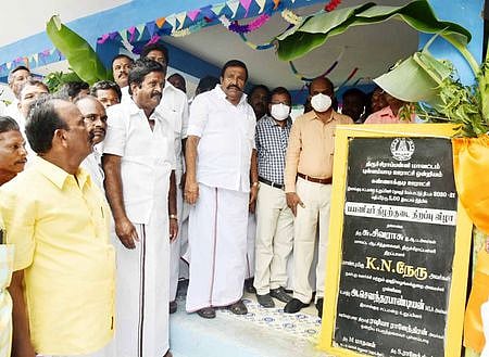 புள்ளம்பாடி ஒன்றியத்தில் பயணியா் நிழற்குடையைத் திறந்து வைக்கிறாா்அமைச்சா் கே.என். நேரு.