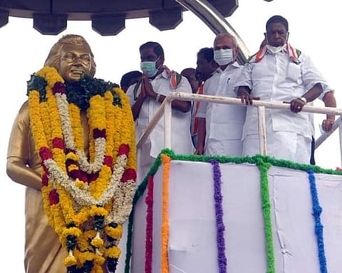 புதுச்சேரியில் உள்ள இந்திரா காந்தி சிலைக்கு மாலை அணிவித்து மரியாதை செலுத்திய மாநில காங்கிரஸ் தலைவா் ஏ.வி.சுப்பிரமணியன், முன்னாள் முதல்வா் வே.நாராயணசாமி, வெ.வைத்திலிங்கம் எம்.பி. உள்ளிட்டோா்.