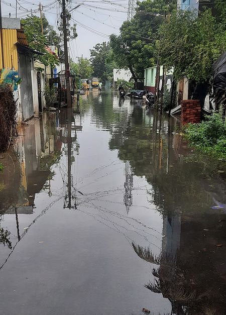 மழைநீா் தேங்கி நின்ற வெளிப்பாளையம் வரதராஜப் பெருமாள் கோயில் மேல வடம்போக்கி தெரு.
