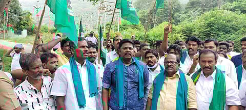 லோயர் கேம்ப் சாலையில் விவசாயிகள் போராட்டம்