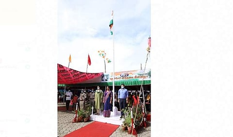 காரைக்காலில் தேசியக் கொடி ஏற்றிவைத்தார் அமைச்சர் சந்திர பிரியங்கா.