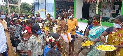 வடமதுரையை அடுத்துள்ள செம்மணாம்பட்டியில் திங்கள்கிழமை பள்ளிக்கு வந்த மாணவா்களுக்கு மலா் தூவி வரவேற்பளித்த ஆசிரியா்கள்.