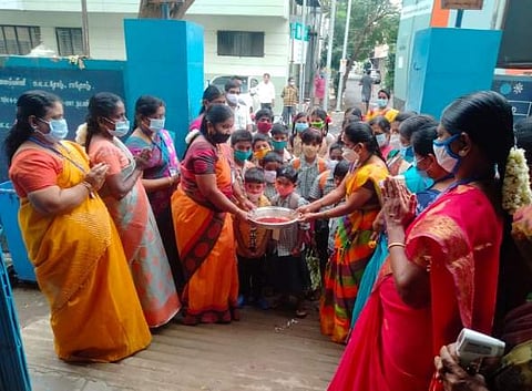 ஈரோட்டில் பள்ளிகள் திறப்பு: ஆரத்தி எடுத்து மாணவர்களை வரவேற்ற ஆசிரியர்கள்