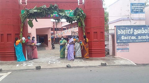 நாமக்கல் கோட்டை நகராட்சி தொடக்கப் பள்ளி வளாகத்தில் அலங்காரத் தோரணங்களை கட்டும் பணியில் ஈடுபட்ட ஆசிரியைகள்.