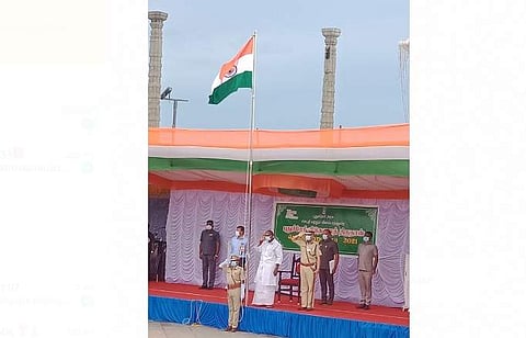 புதுச்சேரியில் தேசியக் கொடியை ஏற்றி வைத்த முதல்வர் என்.ரங்கசாமி.