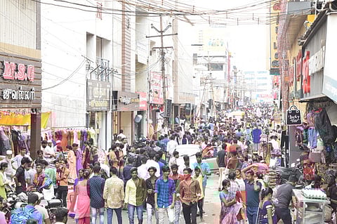 திருப்பூா்  புதுமாா்க்கெட்  வீதியில்  புத்தாடை  எடுப்பதற்காக  ஞாயிற்றுக்கிழமை  குவிந்த  பொதுமக்கள்.