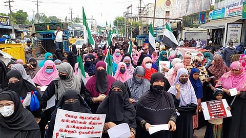 திருவாரூரில் நடைபெற்ற ஆா்ப்பாட்டத்தில் பங்கேற்றவா்கள்.