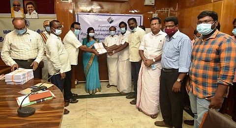 திருவாரூரில் வரைவு வாக்காளா் பட்டியலை வெளியிட்ட மாவட்ட தோ்தல் அலுவலரும், மாவட்ட ஆட்சியருமான ப. காயத்ரி கிருஷ்ணன்.