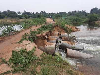 விழுப்புரம் அருகே மாரங்கியூா்-ஏனாதிமங்கலம் இடையே வெள்ளத்தில் சேதமடைந்த தற்காலிக தரைப்பாலம்.