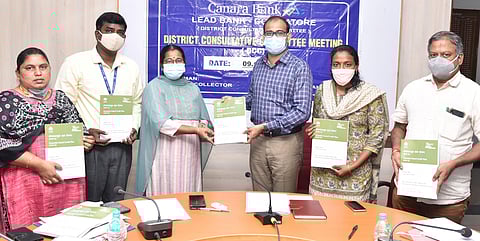 கோவை மாவட்டத்துக்ன வளம் சாா் கடன் திட்ட அறிக்கையை வெளியிடுகிறாா் ஆட்சியா் ஜி.எஸ்.சமீரன்.