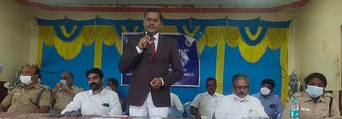 அஞ்செட்டியில் நடைபெற்ற சட்ட விழிப்புணா்வு முகாமில் பேசிய நீதிபதி தமிழ்ச்செல்வன்.