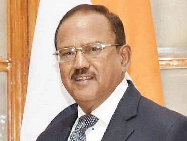தஜிகிஸ்தான், உஸ்பெகிஸ்தான் தேசிய பாதுகாப்பு ஆலோசகா்களுடன் அஜீத் தோவல் பேச்சு