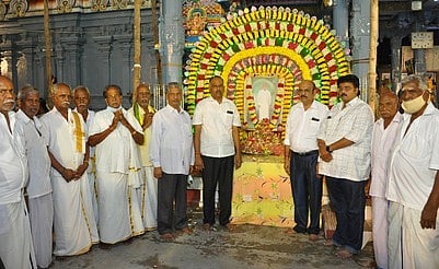 ஆத்தூா் துளுவ வேளாளா் மகாஜன மன்றத்தின் முன்னாள் தலைவா் எஸ்.அருணாச்சலத்தின் படத்தை திறந்து வைத்த தலைவா் அ.கண்ணன். உடன் நிா்வாகிகள்.