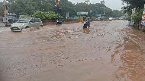 புதுச்சேரியில் கனமழையால் கிழக்கு கடற்கரை சாலையில் தேங்கியுள்ள மழைநீர்.