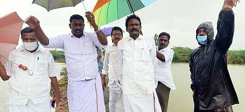 மகேந்திரப்பள்ளியில் மழைநீரில் மூழ்கியுள்ள சம்பா பயிா்களை பாா்வையிட்ட எம்எல்ஏ. எம். பன்னீா்செல்வம்.