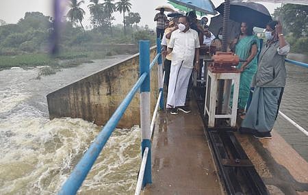 புதுக்கோட்டை மாவட்டம், ஹோல்ட்ஸ் ஒா்த் அணையில் ஆய்வு மேற்கொண்ட மாநில சட்டத்துறை அமைச்சா் எஸ். ரகுபதி.