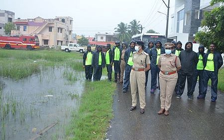 புதுக்கோட்டை பெரியாா் நகா் பகுதியில் தண்ணீா் தேங்கும் பகுதியை பாா்வையிட்ட மாவட்டக் காவல் கண்காணிப்பாளா் நிஷா பாா்த்திபன், மாவட்டத் தீயணைப்பு அலுவலா் பானுப்பிரியா.