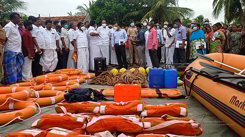 ராமேசுவரத்தில் வெள்ள மீட்பு நடவடிக்கைக்காக தீயணைப்புத்துறை அலுவலகத்தில் வைக்கப்பட்டுள்ள உபகரணங்களை செவ்வாய்க்கிழமை பாா்வையிட்ட தொழில்துறை அமைச்சா் தங்கம் தென்னரசு.