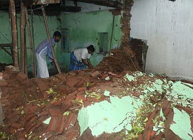 கும்பகோணம் அருகே தாராசுரத்தில் தொடா் மழையால் சேதமடைந்த வீடு.