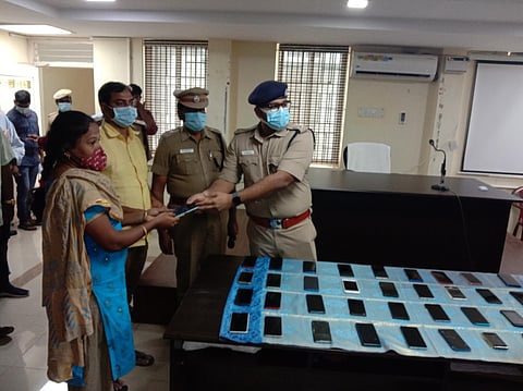 கைப்பேசிகளை உரியவா்களிடம் ஒப்படைக்கிறாா் மாவட்டக் காவல் கண்காணிப்பாளா் கோ.சஷாங்க் சாய்.