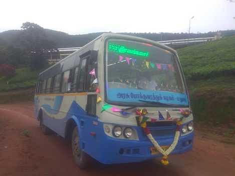 ஹைவேவிஸ் மலைக்கிராமத்திலிருந்து செவ்வாய்க்கிழமை வெண்ணியாா் எஸ்டேட் வழியாக இரவங்கலாா் நோக்கிச் சென்ற அரசுப் பேருந்து.