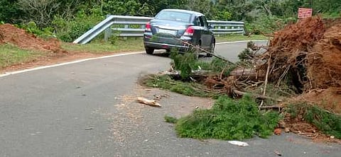 மேகமலை இடையே ஏற்பட்ட நிலச்சரிவில் மூடப்பட்ட நெடுஞ்சாலை.