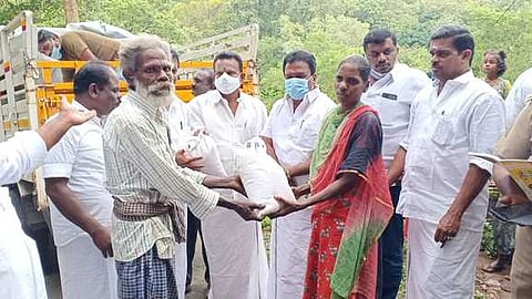 பழங்குடியின மக்களுக்கு நிவாரணப் பொருள்களை வழங்குகிறாா் டி.கே. அமுல் கந்தசாமி எம்.எல்.ஏ.