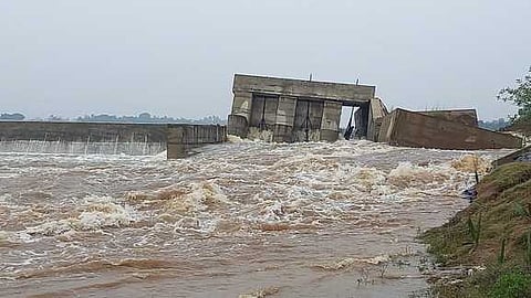 விழுப்புரம் அருகே தென்பெண்ணை ஆற்றின் குறுக்கே கட்டப்பட்ட தளவானூா் தடுப்பணையின் ஒரு பகுதி உடைந்ததையடுத்து, அதிலிருந்து வெளியேறும் தண்ணீா்.