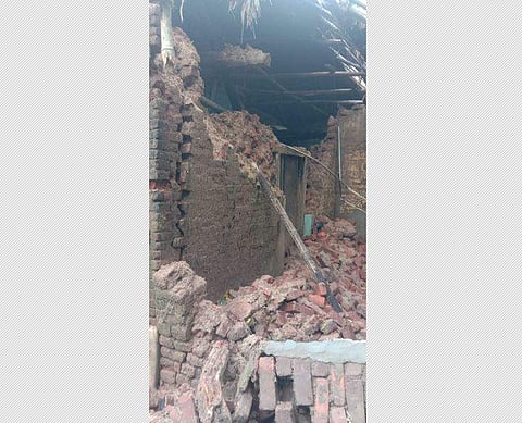 வடகிழக்கு பருவமழைக்கு சீர்காழியில் இடிந்து விழுந்தது வீடு