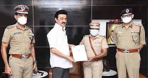 பாராட்டிச் சான்றிதழ் வழங்கினார் முதல்வர்