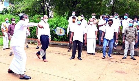 ஈரோடு அடுத்த சித்தோட்டில் பூங்கா சீரமைப்பு பணிகளை பார்வையிட்டு ஆய்வு மேற்கொண்ட நகர்ப்புற வளர்ச்சி மற்றும் வீட்டு வசதித்தறை அமைச்சர் முத்துசாமி.