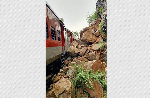 தருமபுரி மாவட்டம் முத்தம்பட்டி அருகே தடம் புரண்ட நிற்கும் கண்ணூர் விரைவு ரயில்.