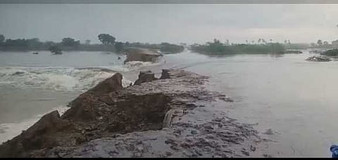 பெரும்பேடு குப்பம் பகுதி ஆரணி ஆற்றில் உடைப்பு ஏற்பட்டு ஊருக்குள் பாய்ந்தோடும் வெள்ள நீா்.