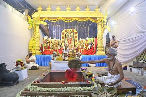 திருப்பதி கபிலதீா்த்தம் சிவன் கோயிலில் வெள்ளிக்கிழமை நடைபெற்ற நவகிரக ஹோமம்.