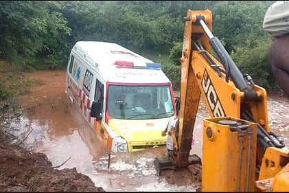 விபத்தில் சிக்கிய அவசரகால ஊா்தி