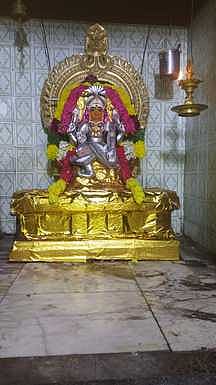 பட்டமங்கலம் தட்சணாமூா்த்தி கோயிலில் குருபெயா்ச்சியையொட்டி சனிக்கிழமை சிறப்பு அலங்காரத்தில் பக்தா்களுக்கு காட்சியளித்த மூலவா் குருபகவான்.