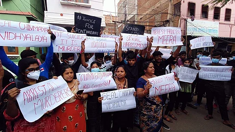 மாணவியின் இறப்புக்கு காரணமானவர்களை கைது செய்ய வலியுறுத்தி மாணவியின் வீட்டு முன்பு திரண்ட மாணவர் சங்கத்தினர் கோஷமிட்டு ஆர்ப்பாட்டத்தில் ஈடுபட்டனர்.
