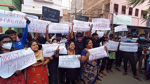 மாணவியின் மரணத்திற்கு நீதி கேட்டு சக மாணவர்கள் போராட்டம் நடத்தி வருகின்றனர். 