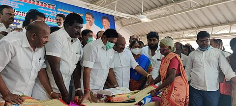 சென்னை திருவொற்றியூர் மேற்கு பகுதியில் வெள்ளத்தால் பாதிக்கப்பட்ட மக்களுக்கு எதிர்க்கட்சித் தலைவரும், அதிமுக இணை ஒருங்கிணைப்பாளருமான எடப்பாடி கே.பழனிசாமி நிவாரண உதவிகளை வழங்கினார்.