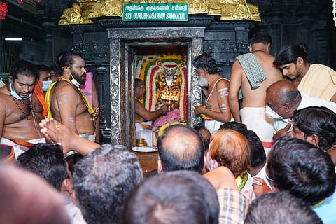 அருள்மிகு குருபகவான் மகர ராசியிலிருந்து கும்ப ராசிக்கு 13ஆம் தேதி மாலை 6.21 மணிக்கு பெயர்ச்சி அடைந்ததையடுத்து குருபகவானுக்கு மகா தீபாராதனை காட்டப்பட்டது.