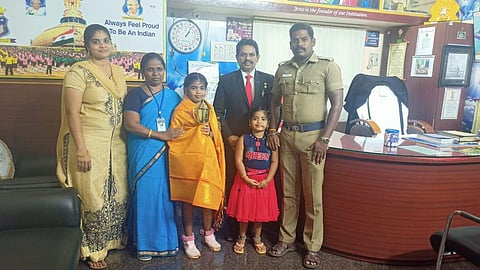 பெற்றோர் மற்றும் பள்ளியின் சட்ட ஆலோசகா் திருமலை, முதல்வா் அன்பரசி ஆகியோருடன் மாணவி ஹரிணி