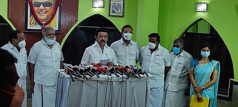 திருவாரூர் மாவட்டத்தில் மழை சேதங்களை பார்வையிட்ட பின் மன்னார்குடியில் செய்தியாளர்களை சந்திக்கும் முதல்வர் ஸ்டாலின்.