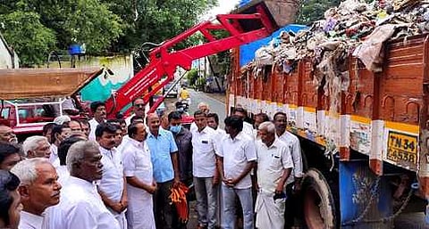 கோபியில் மக்காத குப்பைகள் அகற்றம்