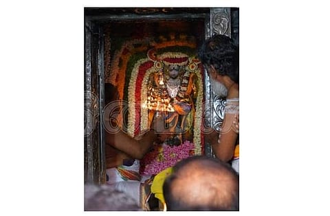 குருபகவான் சன்னதியில் மகாதீபாராதனை.