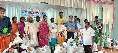 பழங்குடி மக்களுக்கு நிவாரணப் பொருள்கள்