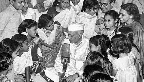 குழந்தைகளுடன் ஜவாஹர்லால் நேரு.