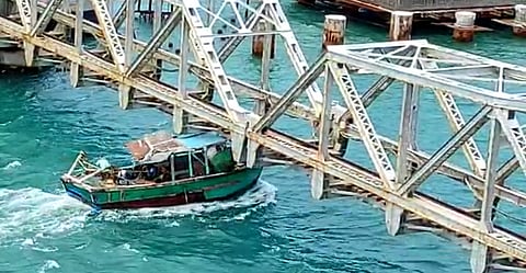 பாம்பன் ரயில் தூக்குப் பாலத்தை சனிக்கிழமை கடக்க முயன்ற போது மேற்கூரை பாலத்தில் மோதி சேதமடைந்த விசைப்படகு.