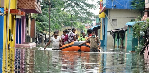 கொட்டித் தீா்த்த மழை: குடியிருப்புகளைச் சூழ்ந்த வெள்ளம்