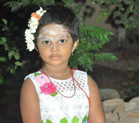 தமிழ் எண்களை தொடர்ச்சியாக  எழுதி அசத்தும் சிறுமி  பா. மகாவர்ஷினி.